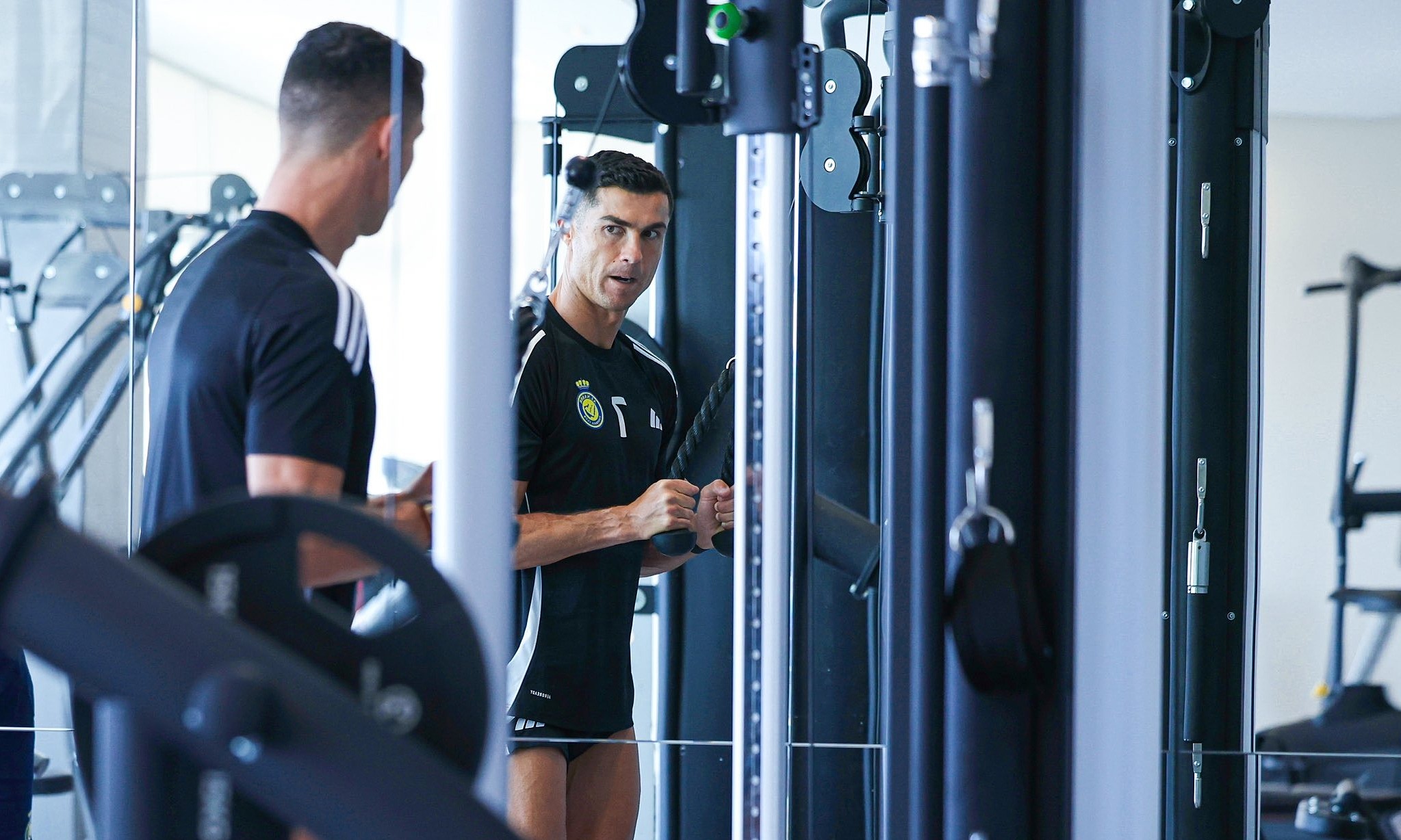 Ronaldo tự soi trong gương khi tập gym tại đại bản doanh Al Nassr. Ảnh: Al Nassr FC