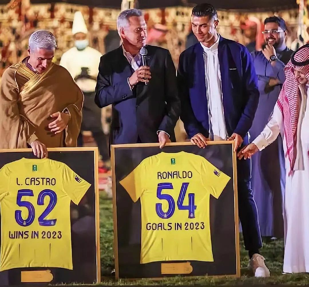 Giám đốc Fienga (giữa) trong buổi lễ tri ân Ronaldo và cựu HLV Luis Castro cuối năm 2023. Ảnh: Al Nassr