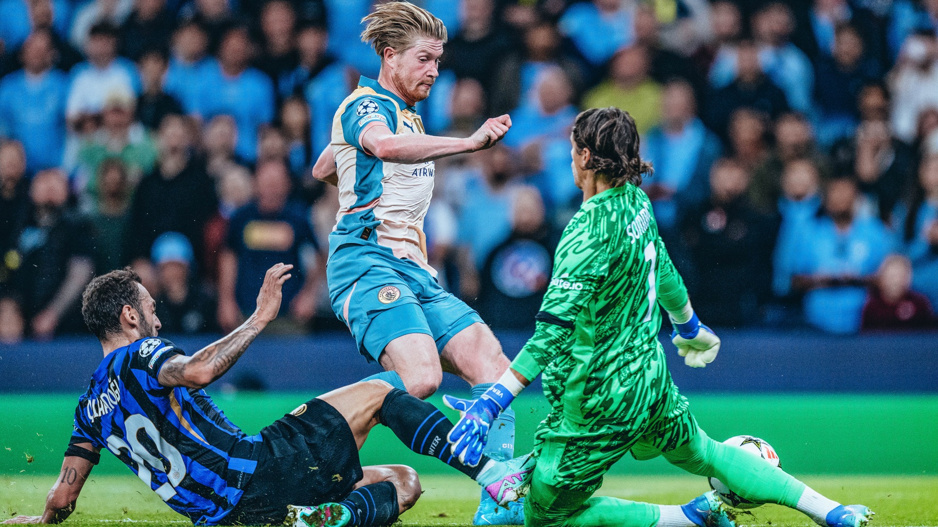 De Bruyne hỏng ăn trong một pha đối mặt với thủ môn Inter Sommer trong trận hòa 0-0 tại Etihad ngày 18/9. Ảnh: mancity.com