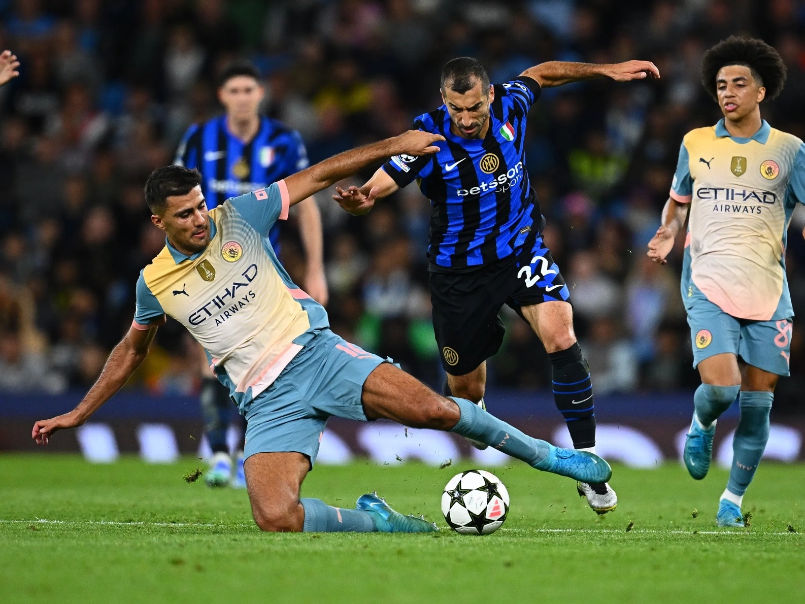 Mkhitaryan bị Rodri ngăn một pha lên bóng trong trận hòa 0-0 tại Etihad. Ảnh: inter.it