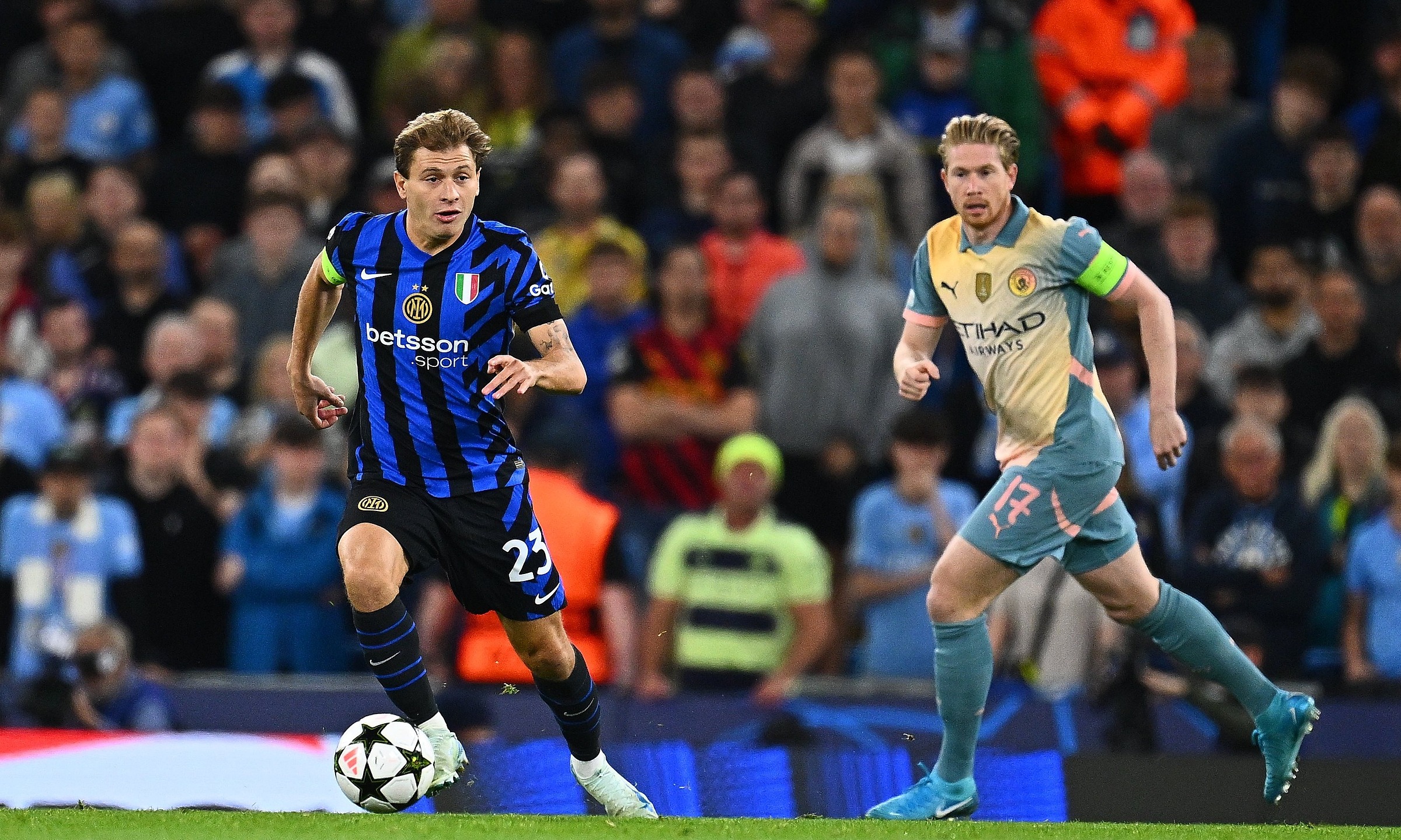 Barella cầm bóng trước De Bruyne trong trận Inter hòa Man City 0-0 trên sân Etihad, Manchester ở lượt đầu vòng bảng Chamions League mùa 2024-2025 ngày 18/9. Ảnh: inter.it