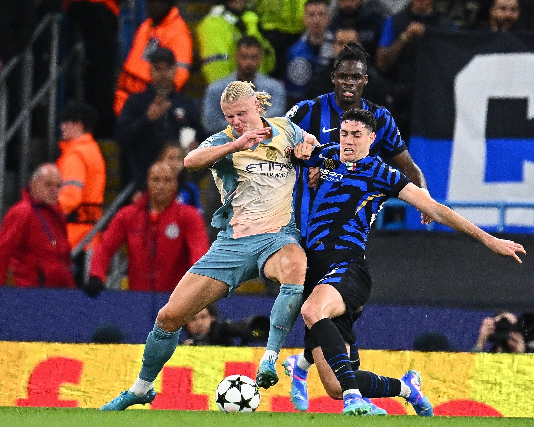 Haaland bị trung vệ Bastoni truy cản trong trận hòa 0-0 tại Etihad. Ảnh: inter.it