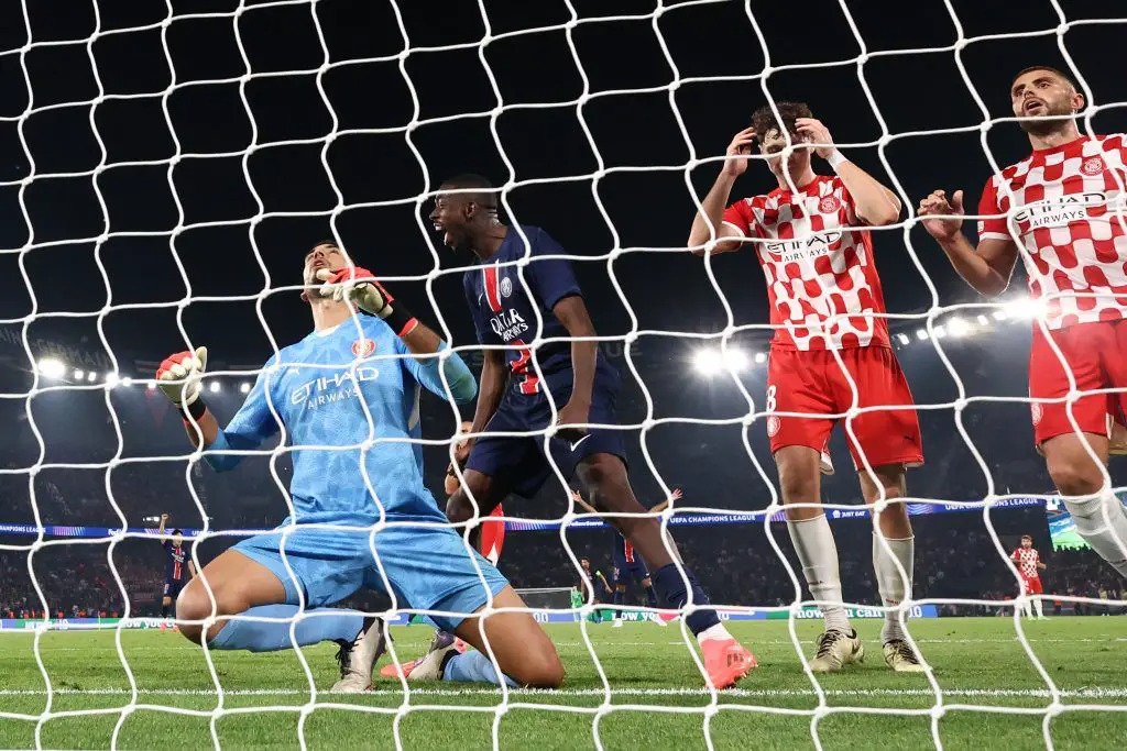 Thủ môn Gazzaniga (trái) thất vọng sau sai lầm dẫn đến bàn thua trên sân Parc des Princes, Paris hôm 18/9. Ảnh: Reuters