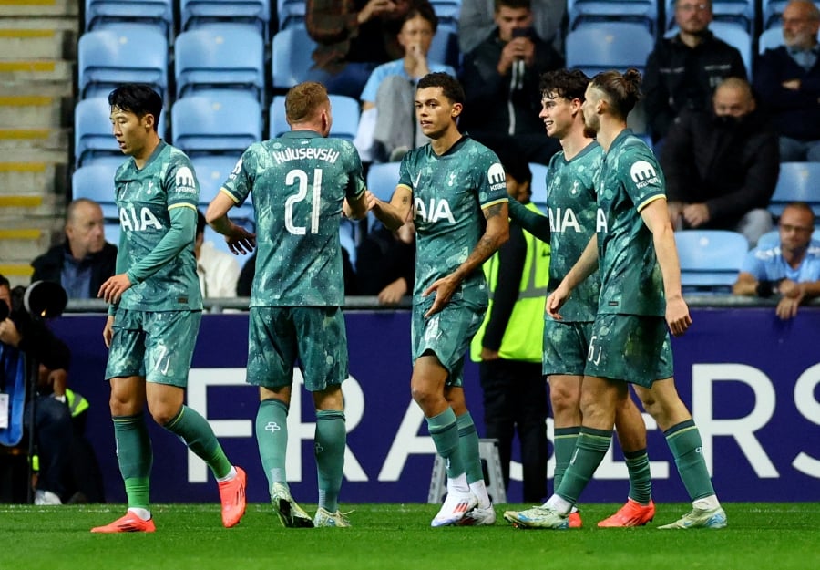 Brennan Johnson (giữa) mừng bàn ấn định chiến thắng 2-1 cho Tottenham trong trận đấu Coventry ở vòng ba Cup Liên đoàn Anh. Ảnh: Reuters.