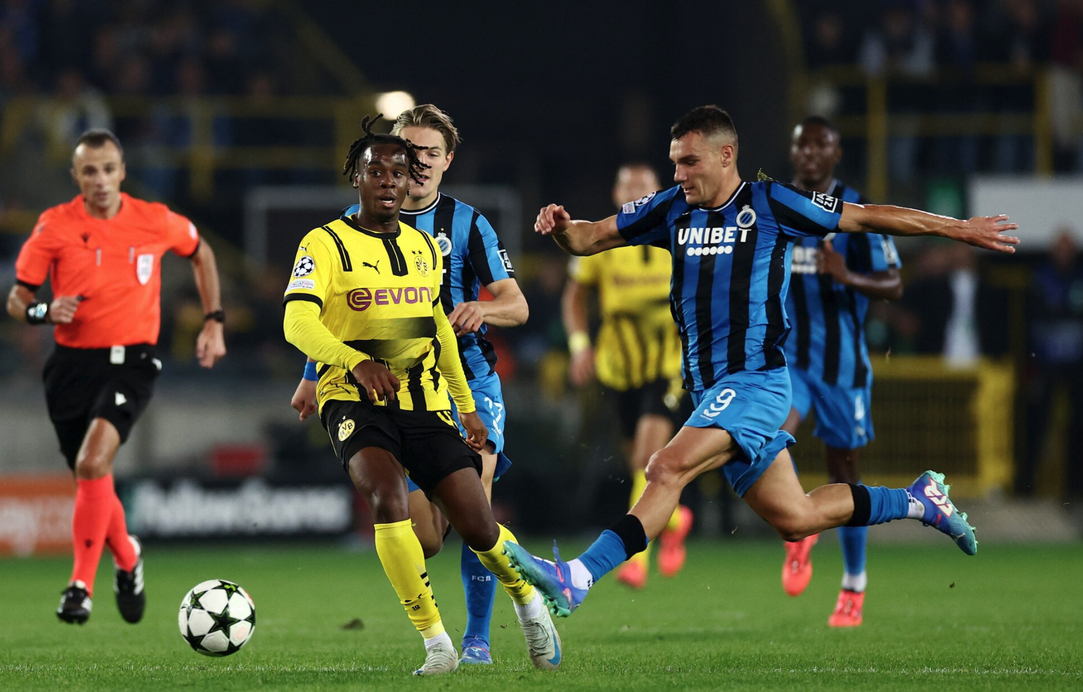 Jamie Bynoe-Gittens tranh chấp với Ferran Jutgla trong trận đấu giữa Dortmund và Club Brugge. Ảnh: Reuters