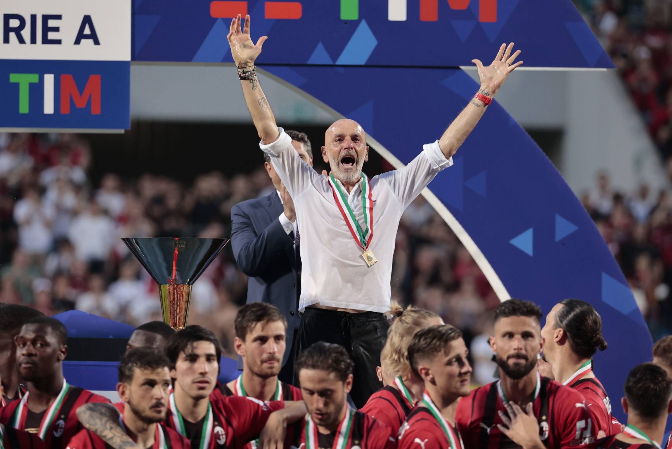 HLV Pioli (áo trắng) mừng chức vô địch Serie A với Milan mùa 2021-2022. Ảnh: EPA