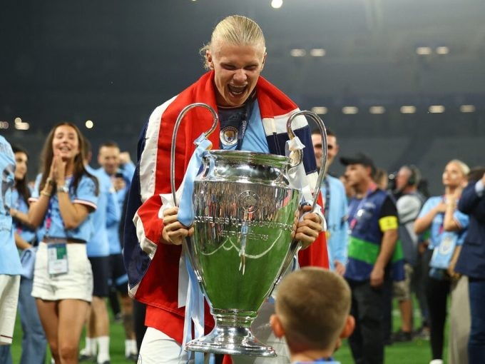 Tiền đạo Erling Haaland mừng danh hiệu sau khi cùng Man City thắng Inter Milan ở chung kết Champions League trên sân Ataturk, Istanbul, Thổ Nhĩ Kỳ ngày 11/6/2023. Ảnh: Reuters.