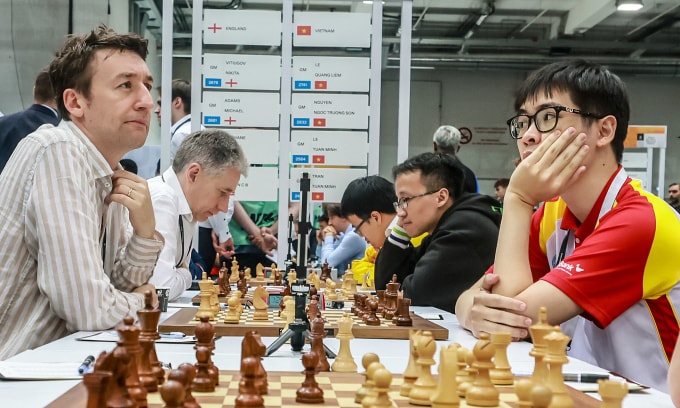 Lê Tuấn Minh (phải) trong ván thắng Luke McShane. Ảnh: FIDE