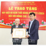 Đồng chí Phó Bí thư Thường trực Tỉnh uỷ, Chủ tịch HĐND tỉnh Trần Quốc Toản trao Huy hiệu 80 năm tuổi Đảng tặng đảng viên Lê Bình