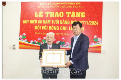 Đồng chí Phó Bí thư Thường trực Tỉnh uỷ, Chủ tịch HĐND tỉnh Trần Quốc Toản trao Huy hiệu 80 năm tuổi Đảng tặng đảng viên Lê Bình