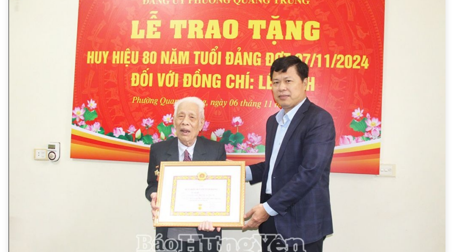 Đồng chí Phó Bí thư Thường trực Tỉnh uỷ, Chủ tịch HĐND tỉnh Trần Quốc Toản trao Huy hiệu 80 năm tuổi Đảng tặng đảng viên Lê Bình